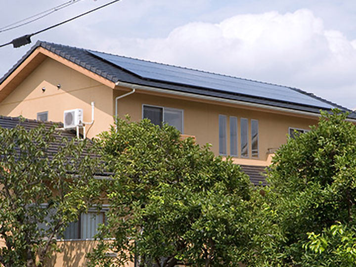 T様邸は太陽光発電を搭載しエネルギーを自給自足する家です