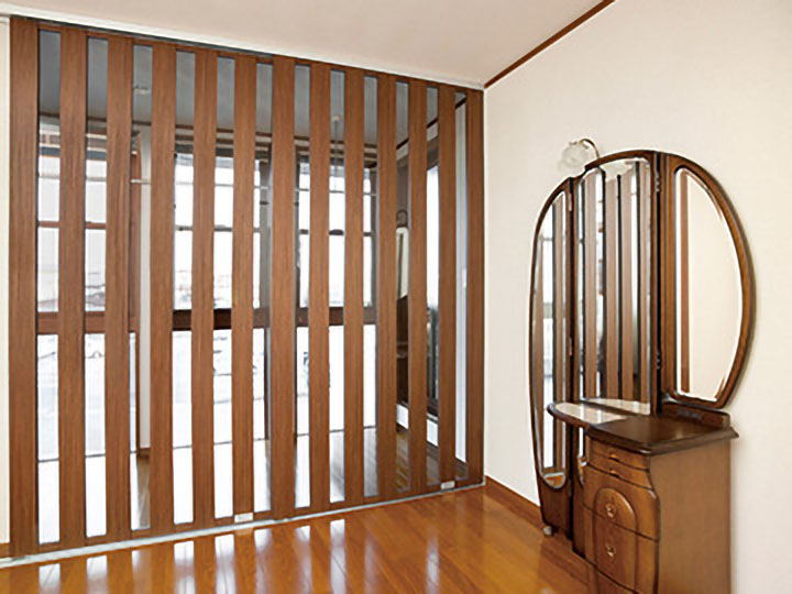 主寝室につながるサンルーム。仕切りの扉はオリジナルの造作で、閉ざすと格子状のデザインです