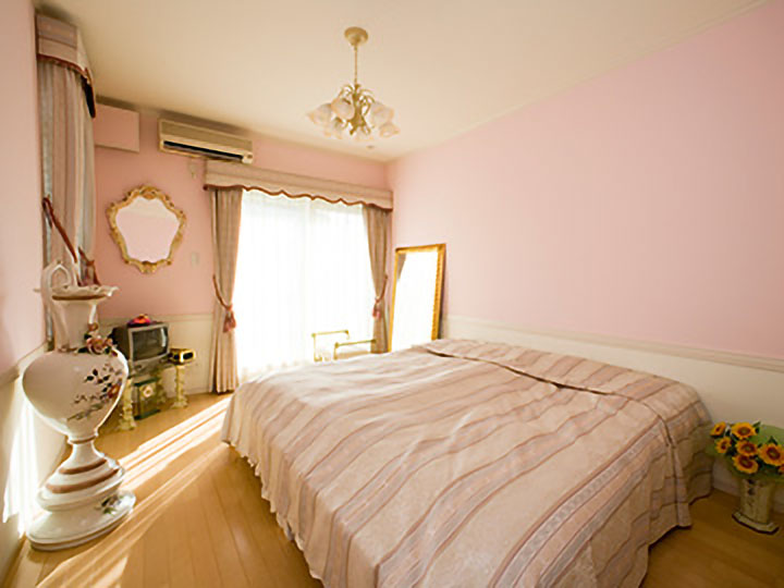 ピンクのクロスが印象的な2階の長女の部屋