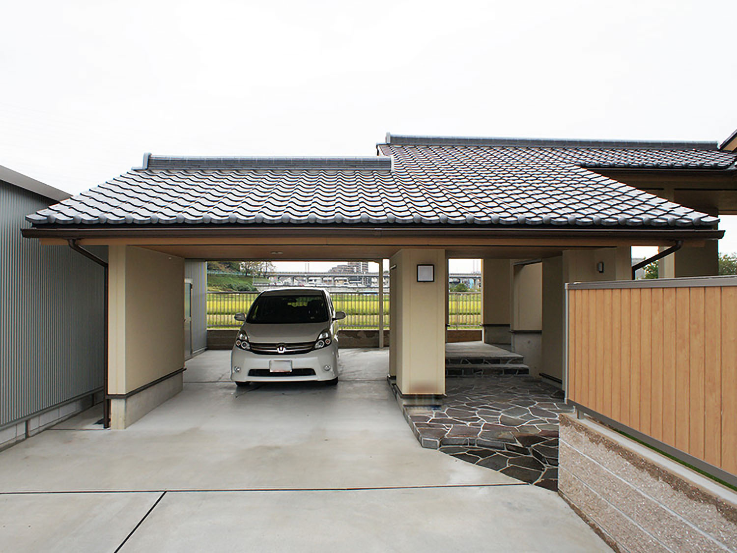 軒先も美しい屋根の下にガレージと門が並ぶエントランス。雨の日も濡れることなく車に乗り降りでき、まだ小さな2人のお子さんとの外出にとても助かっているそう。