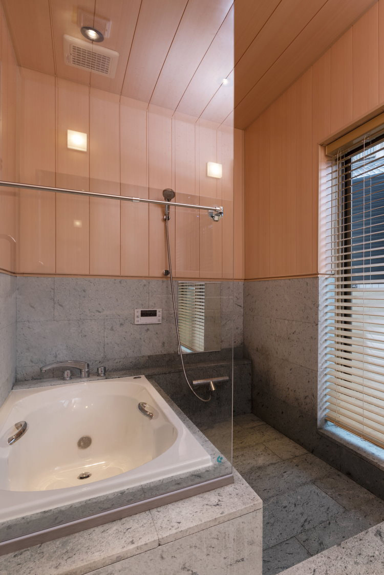 浴室には、美しい風合いと吸水機能や保温効果を有する秋田県「十和田石」を採用。木と石の自然素材の美しさはもちろん、冬場でも足元が冷たくないように床暖房を備えている