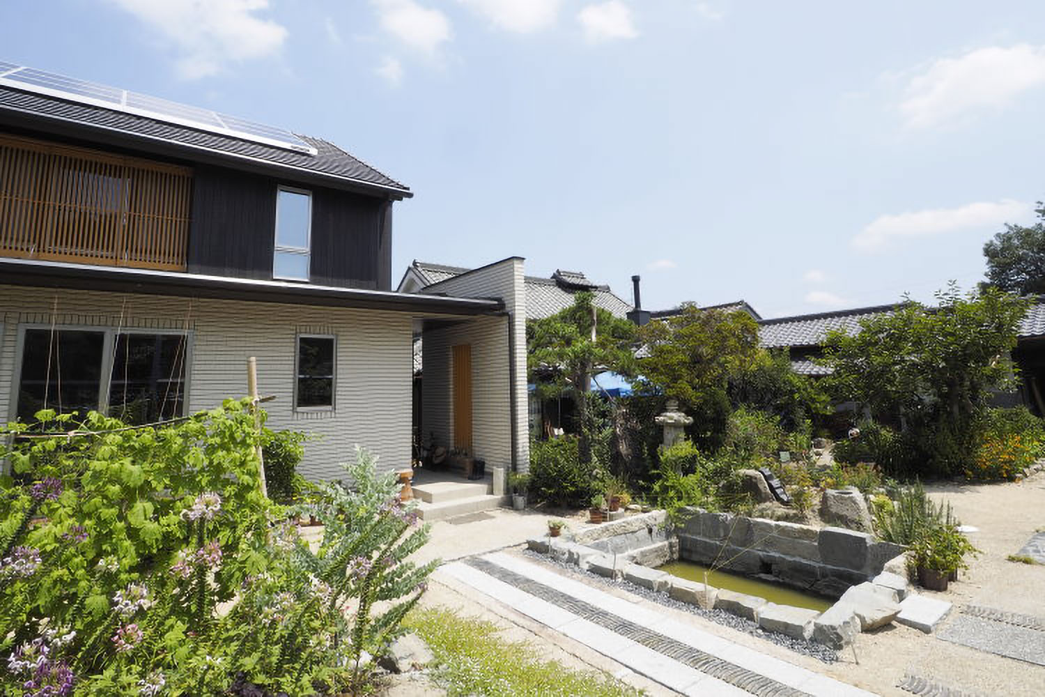 明治時代からの長屋門や土塀・築山などをリノベーションした庭園。