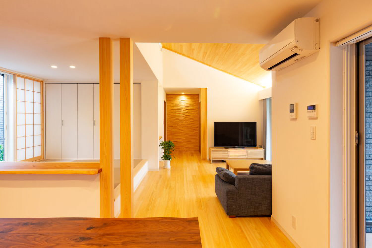 白を基調としたシンプルな空間に檜材をアクセントにデザインしました(柱、天井、床、檜デザインパネル）