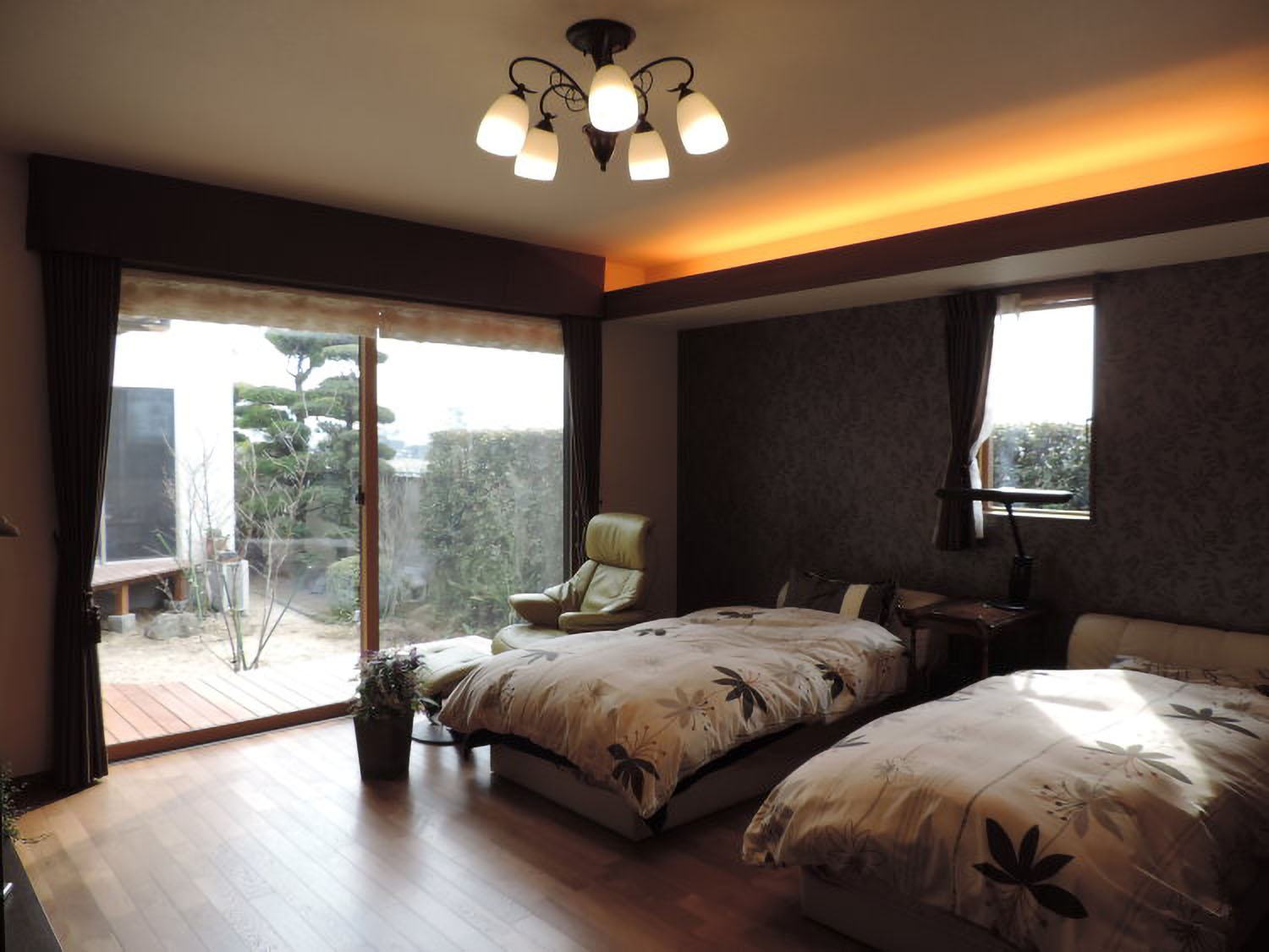 洋風ナチュラルガーデンに似合ったクラシックデザインの主寝室