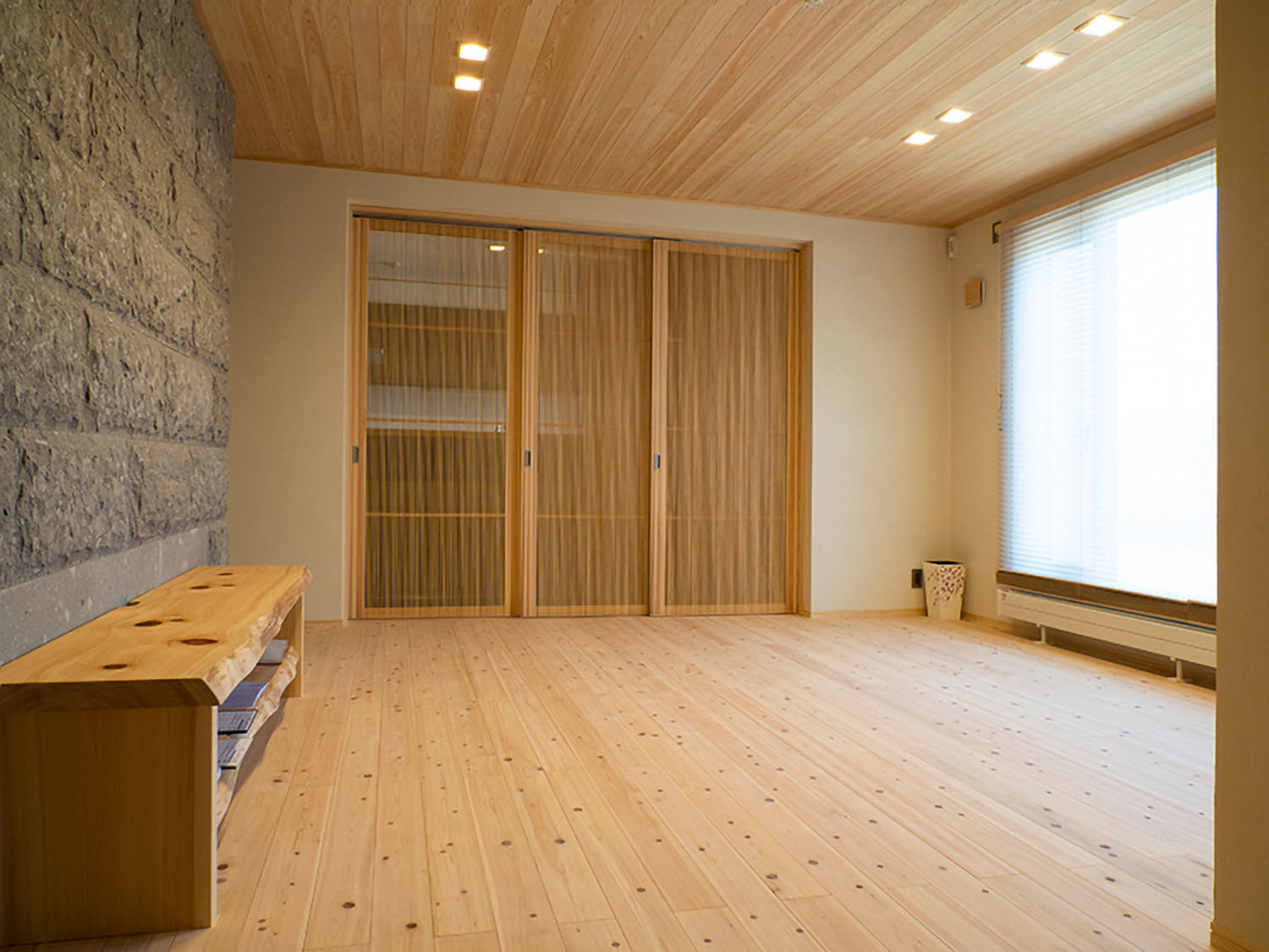 床、天井材は檜無垢板、壁材は珪藻土、漆喰で仕上。