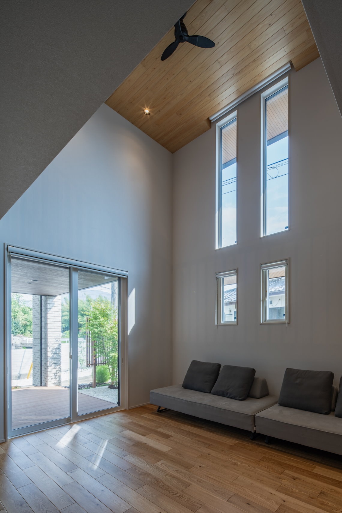 吹き抜けとリビング