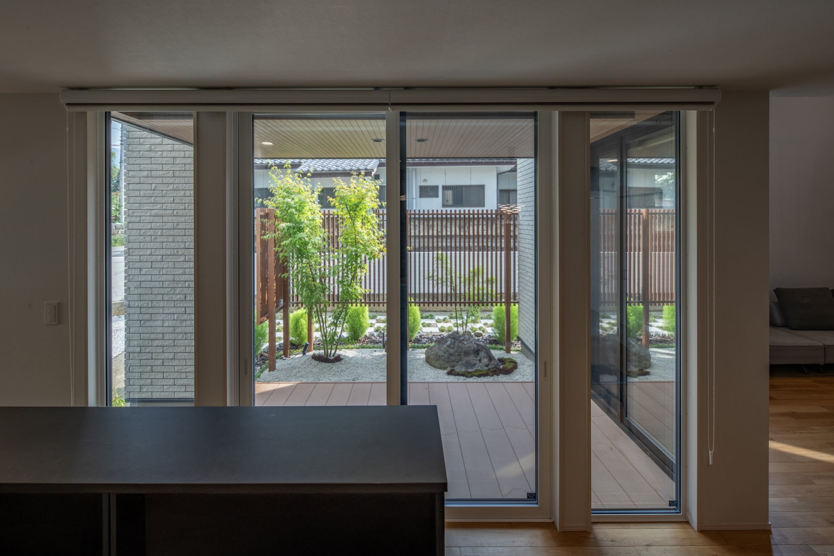 ノキシタカドニワを室内から窓越しに見る