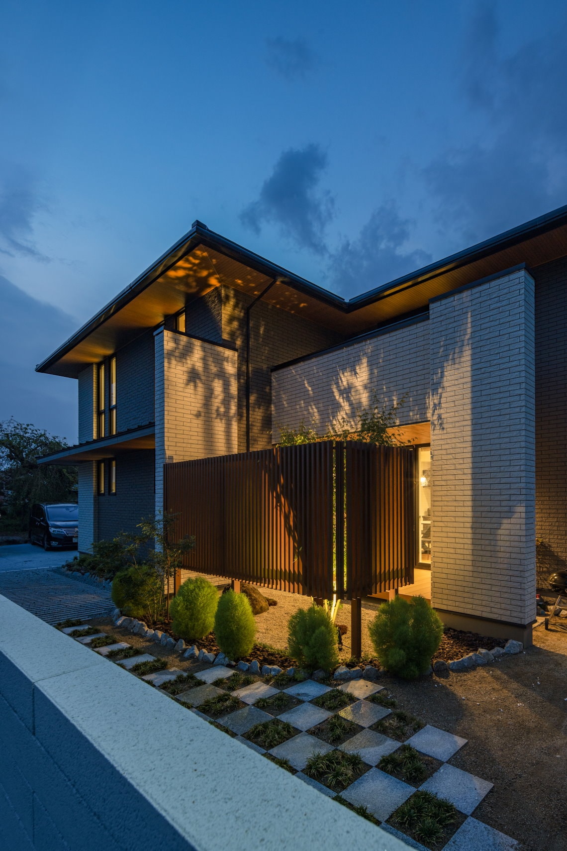 夜のノキシタカドニワを屋外から見る