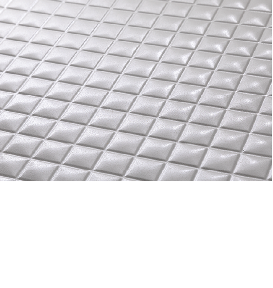 モザイクパターンⅡ,浴室の床には、特殊な表面処理を施し、床面に溝を設けて、水の表面張力を壊す効果により、水はけが良く、乾きやすくなります。