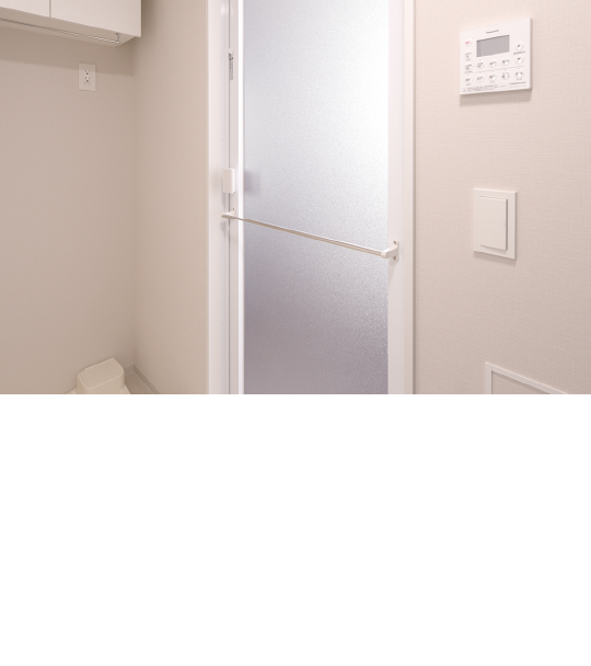 キレイドア,カビやすい浴室側のゴムパッキンを無くし、汚れが溜まりやすいドア下部のガラリをタテ枠に配置して汚れにくい浴室を実現しました。※タオル掛けはオプションです。