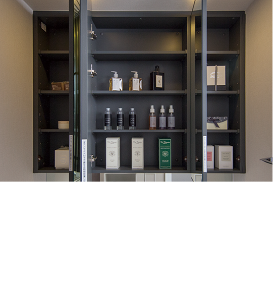 三面鏡裏収納,鏡の裏側には、化粧用品や洗面用具などの小物類のキャビネットとして利用できる収納空間を確保しました。
