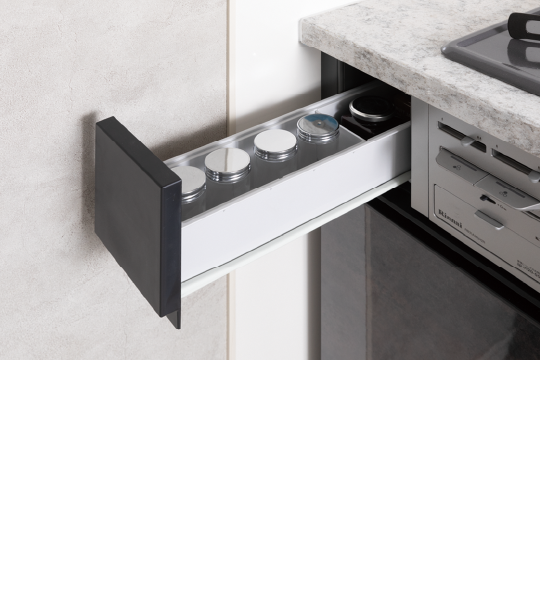 スパイスボックス,コンロ横にスライドタイプの引き出しを設置。調理中でも片手で開けてスムーズにスパイス類を出し入れできるので、効率よく調理が可能です。
