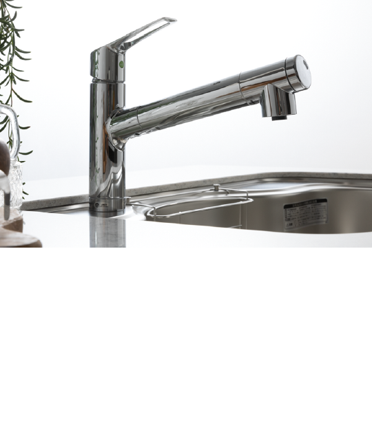 シングルレバー,浄水器内蔵混合水栓,キッチン水栓は、クリンスイ社製モデルを採用。ヘッドを引き出すことができ、シンクや調理器具の洗浄にも便利です。