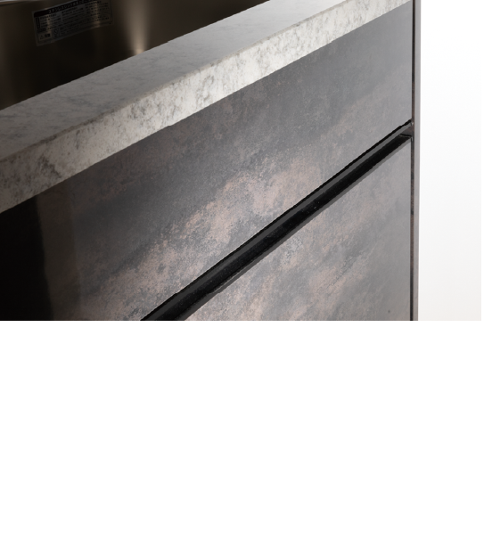 メラミン化粧板,システムキッチンの収納扉には、光沢が美しく、柔らかい印象のメラミン仕上げを採用しました。お掃除も“サッ”と拭くだけ簡単にできるので便利です。