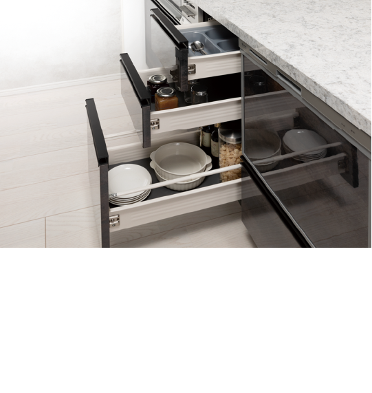 ベースキャビネット,物が取り出しやすく、開閉もスムーズな大容量スライド式収納を採用。フォークやスプーンなどのカトラリー類の出し入れにも便利です。