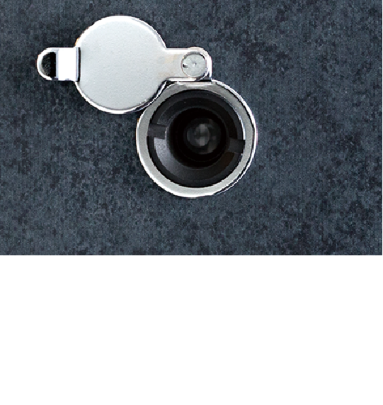 ドアスコープ,玄関ドアには来訪者を確認できるドアスコープを設置。外から在室確認ができないよう、シャッターが付いています。
