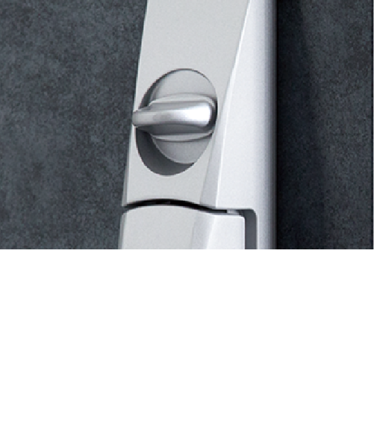 防犯サムターンピッキングと並ぶ空き巣の手口である、「サムターン回し」の対策として、ボタンを押しながらでないと回せない防犯サムターンを採用しています。