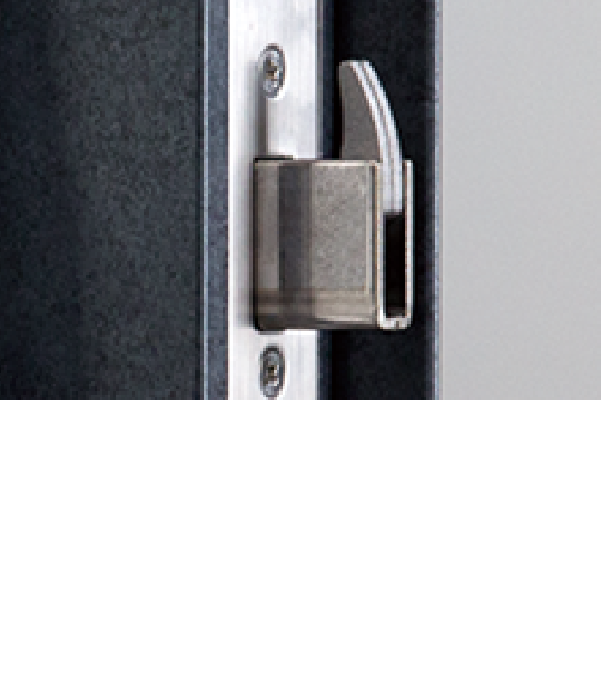 鎌デッド錠,鎌状にせり出すデッドボルトがドア枠のストライク部とかみ合い、バールでのこじ開けに対して強い抵抗力を発揮する、鎌デッド錠を採用しています。