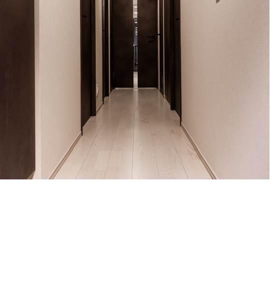 フラットフロア,お子様から高齢者まで、すべての方に配慮し、リビング・ダイニングや居室、水廻りに至る住戸内すべて床段差を解消しています。※一部建具下に床見切りがあります。