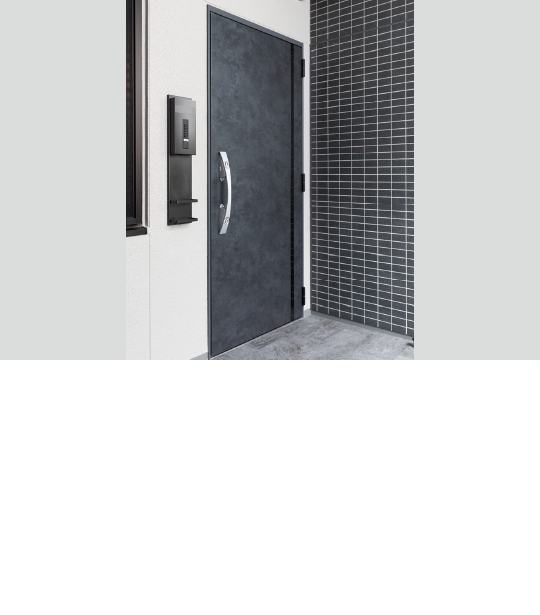 ブラック鏡面デザイン玄関ドア,質感のある柄にブラック鏡面のラインをドアの外側に配した、上品で落ち着きのあるデザイン玄関ドアを採用。住まいの顔がより印象的になります。