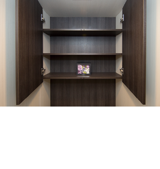 トイレ上部吊戸棚,トイレ上部の空間を利用して、吊戸棚を設置。トイレットペーパーやサニタリー用品などを収納できます。