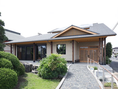大屋根につつまれた、自然素材でもてなす家