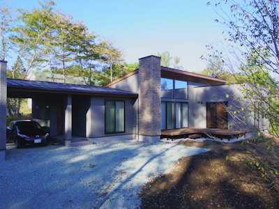 八ヶ岳の空と美しい緑をたしなむ平屋の住まい