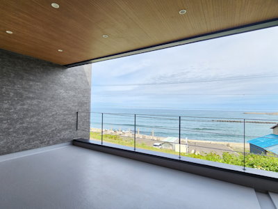 北海道の壮大な景観に溶け込み、自然を感じられる「うみそらやま」の家。